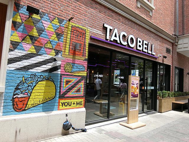 お馴染み「TACOBELL」