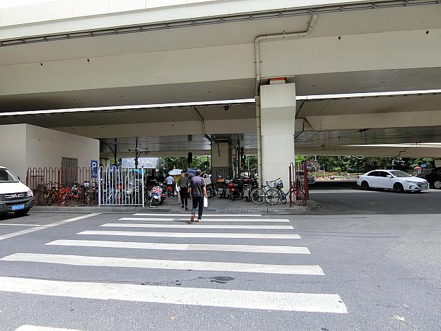 ②正面の高架下を渡ります