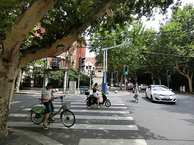 ⑤その先の巨鹿路を渡ると、