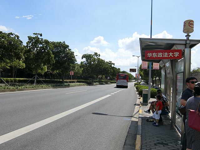 ④このバス停に到着。着いたらバスの進行方向と同じ方向へ進みます
