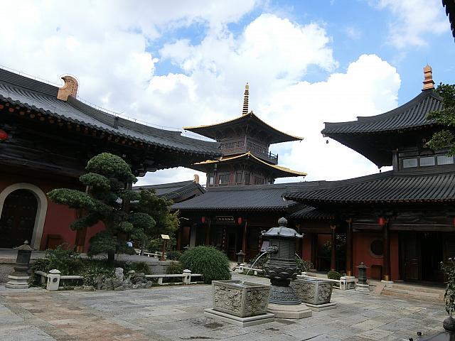 立派なお寺が点在