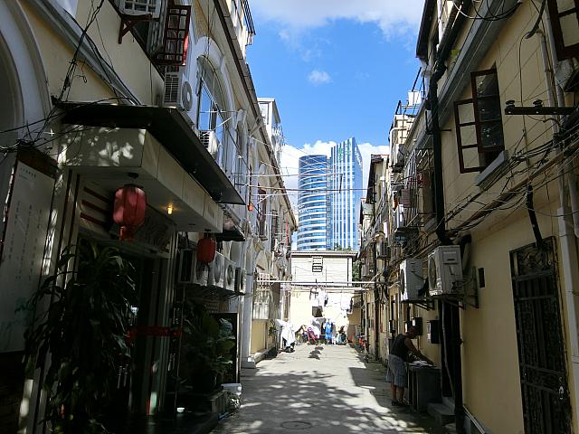 路地の奥を覗くと高層ビルが