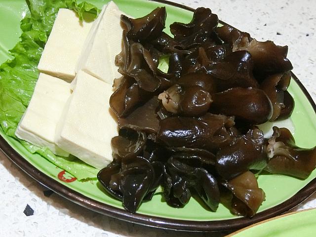 「木耳豆腐双拼」（16元）。豆腐ときくらげの盛り合わせ