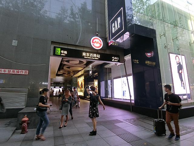 最寄りの「南京西路」駅2号出口