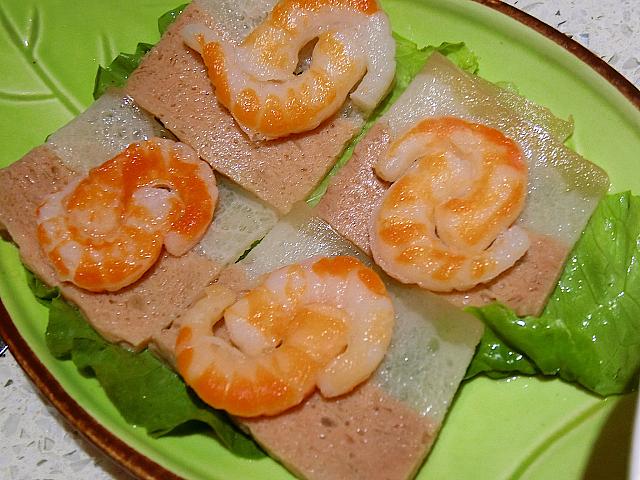 「蝦仁東坡拼」（26元）。本物そっくりのエビ（こんにゃく）と豚ばら肉（大豆ときのこ製）の盛り合わせ