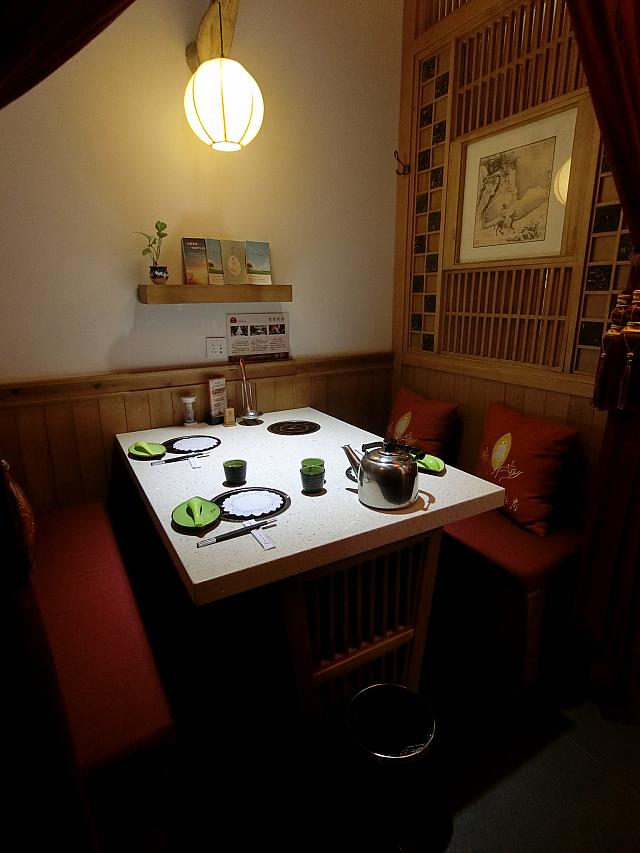 テーブルはこんな感じ。半個室で落ち着きます