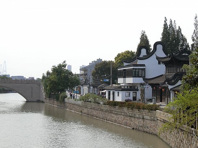 その川の北側が散策街になっています