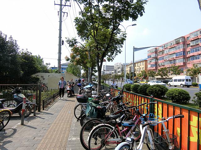 ①駅の出た進行方向（西）へ進みます
