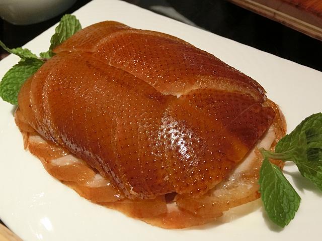 その場で切り、盛り付けてくれます