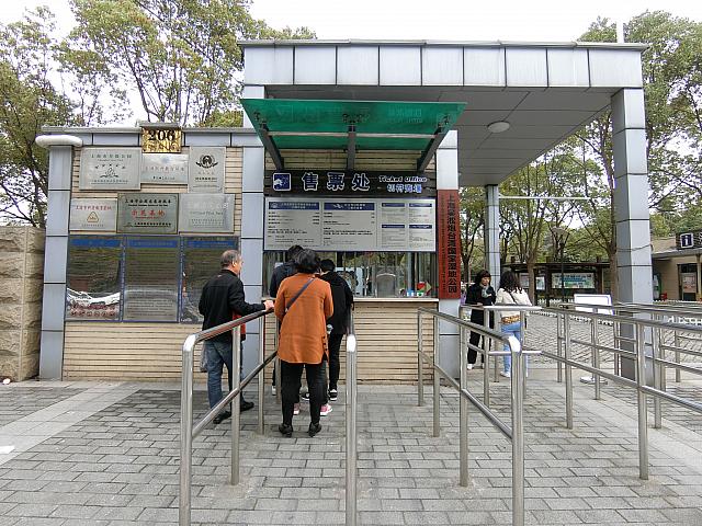 チケット売り場の向かって右から入場