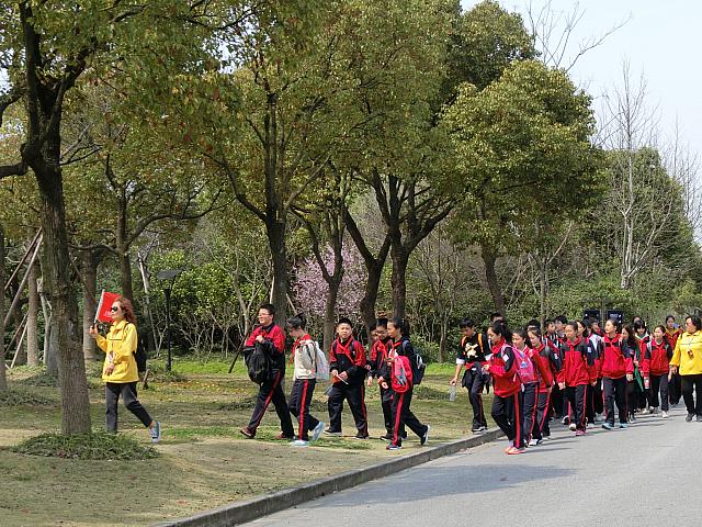 遠足の団体にたくさん遭遇しました