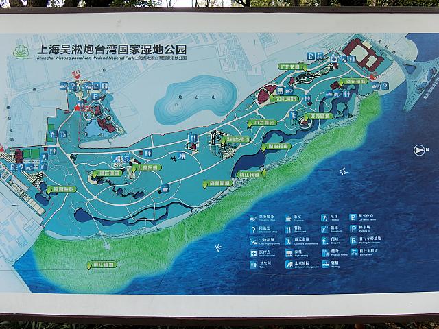 端から端まで歩いて往復すると約4kmのウォーキングができる広さ