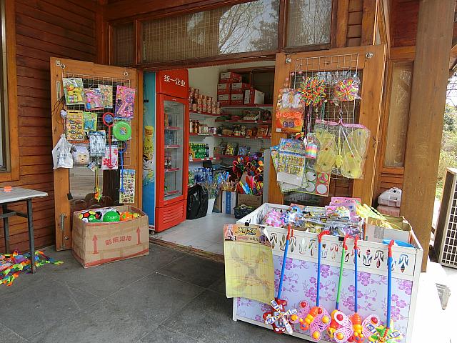こんな感じの売店（トイレ併設）が数カ所あります