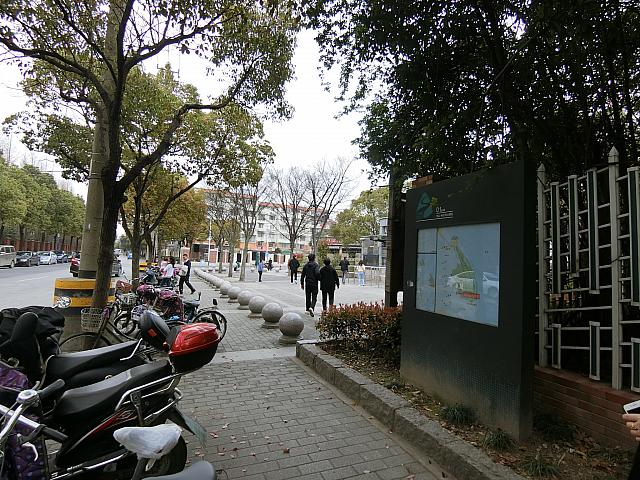 ここに到着します。帰りのバス停は道路の向かいにあります