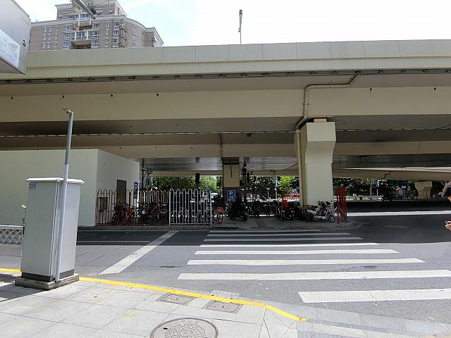 ①出て目の前の高架下を渡ります