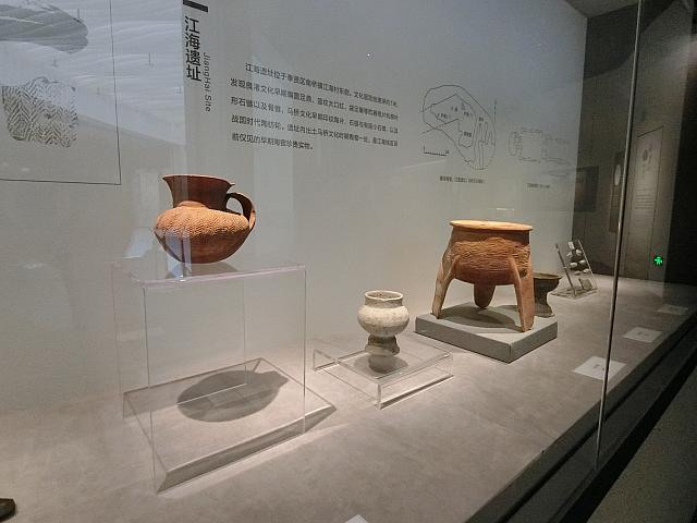 出土した文物などを展示