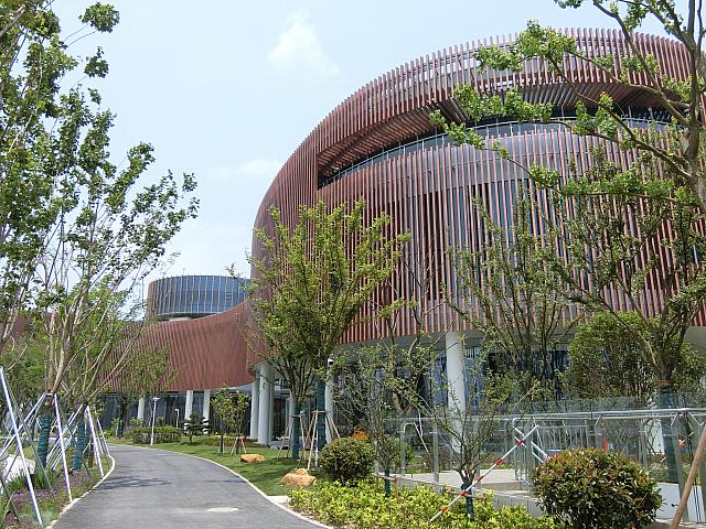 円形の建物がつながっています