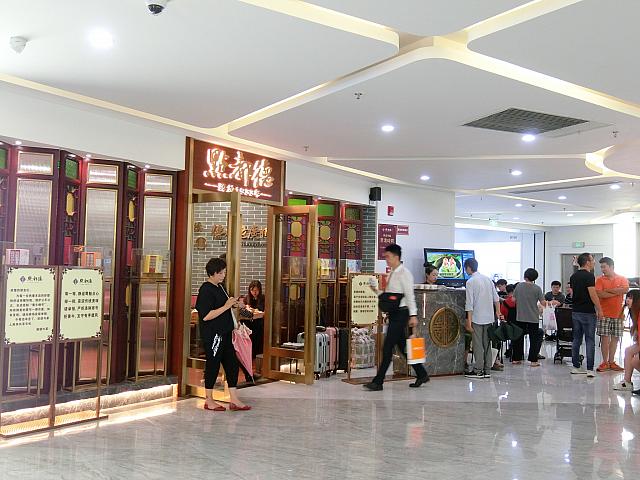③エスカレーターの奥にお店があります