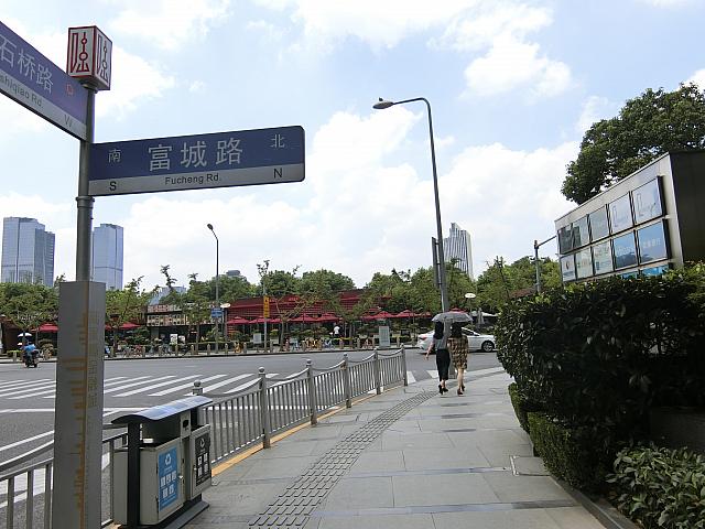 ⑥富城路を渡ってから右へ進むと左手にお店があります