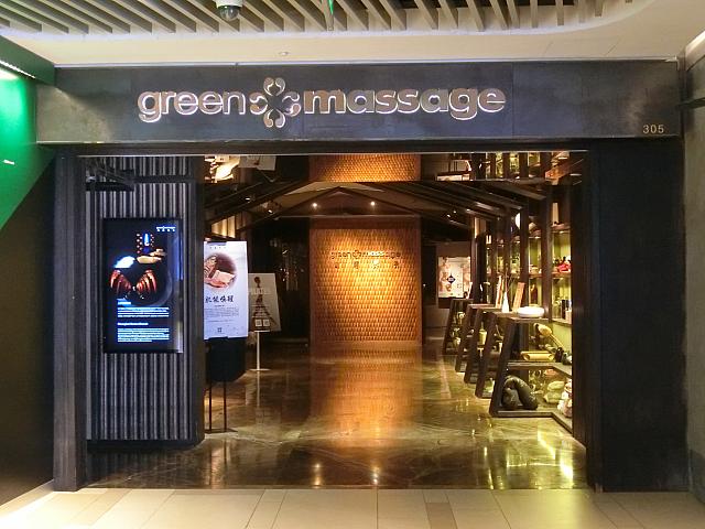 エレベーターを降りると正面にお店のエントランスが見えます