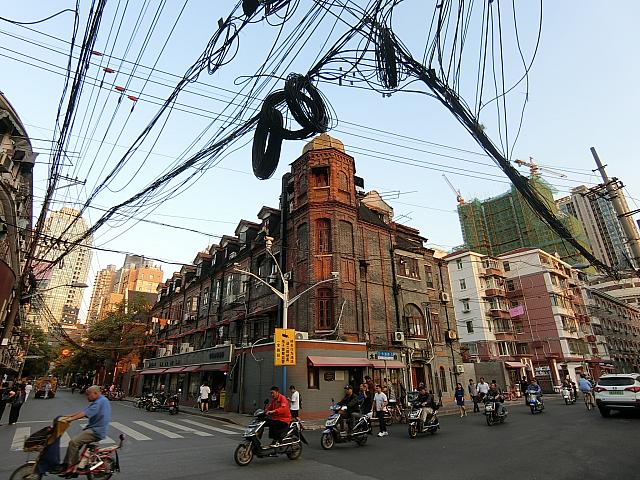 路地裏、古い商店街などが好きなら散歩が楽しいエリア