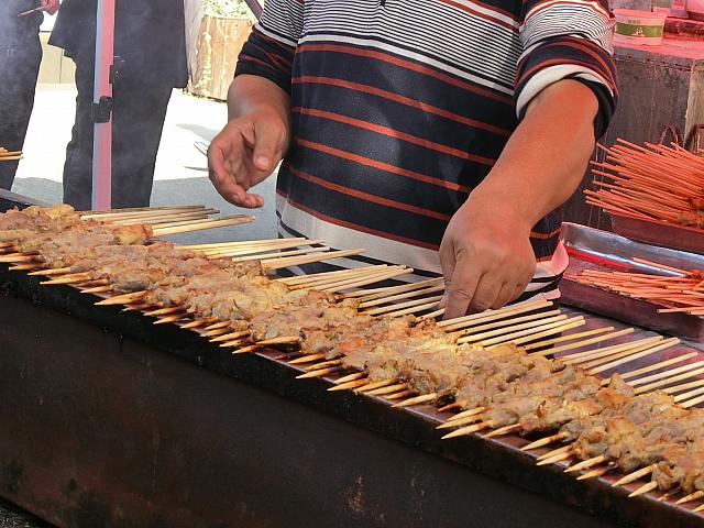 羊の串焼きが大人気