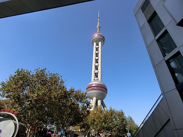 ③正面にテレビ塔が見えてきます