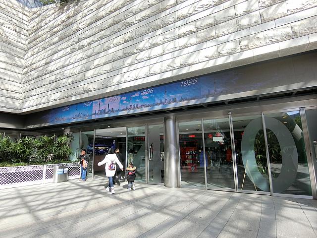 右手の入口を入ると