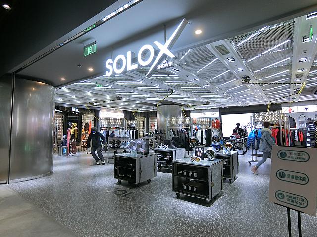 アウトドアウエア「SOLOX」