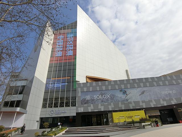 ⑤右手に見えてくるこの建物が目的地