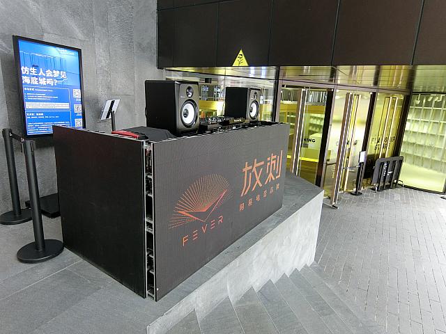 入り口にDJブースが