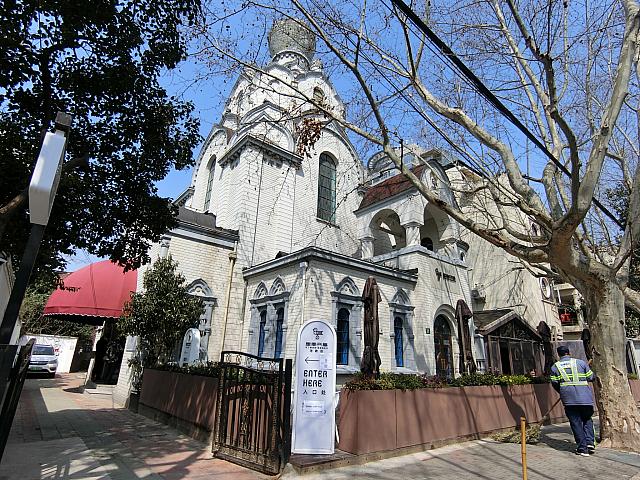 ⑥そのまま進むと左手に建物発見