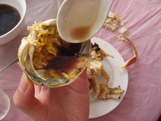 6. 甲羅に残った蟹みそは、直接酢をかけ入れてどうぞ。