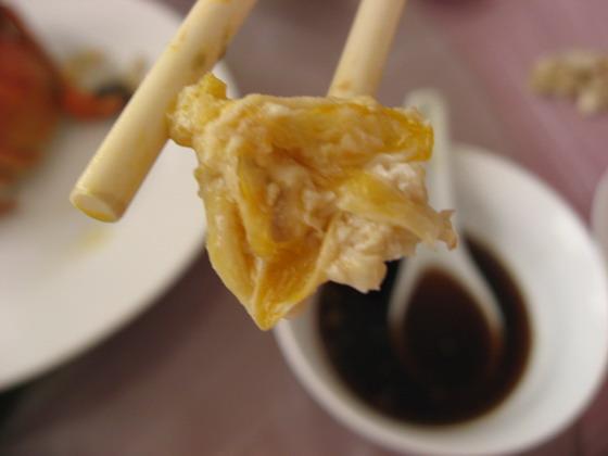 8. このひし形の胃の部分は食べられません。甲羅を外した目の付近にあります。他にも、腸・心臓も避けた方がいい部位です。