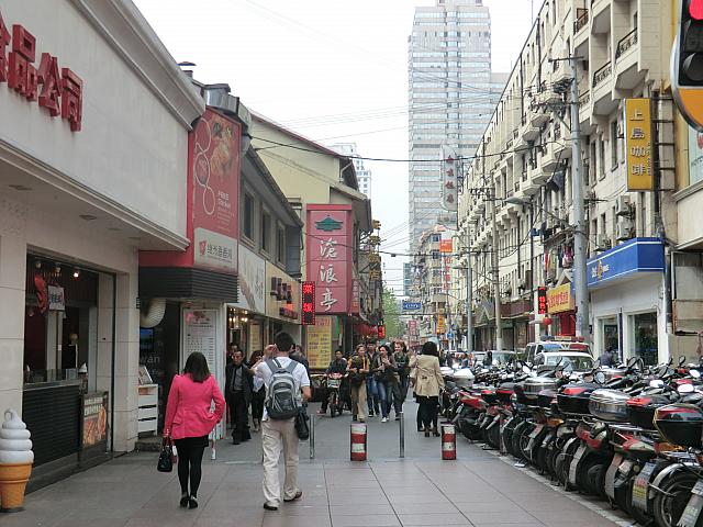 南京東路に交わる道