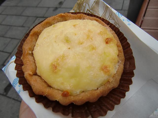 「LILLIAN BAKERY」のチーズエッグタルト