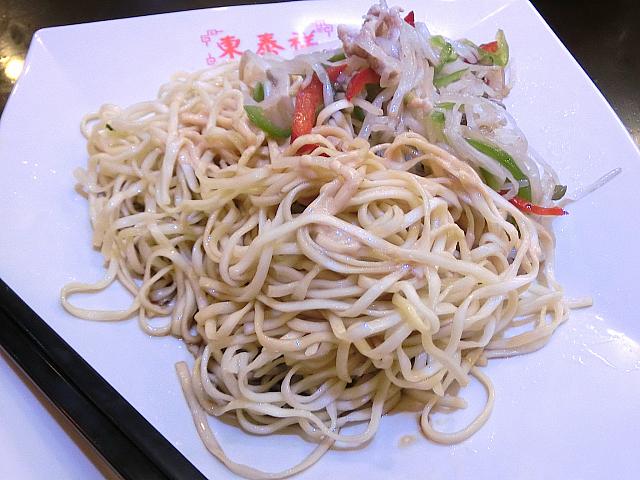 上にピーナッツソース、下に酸味のある醤油ダレ