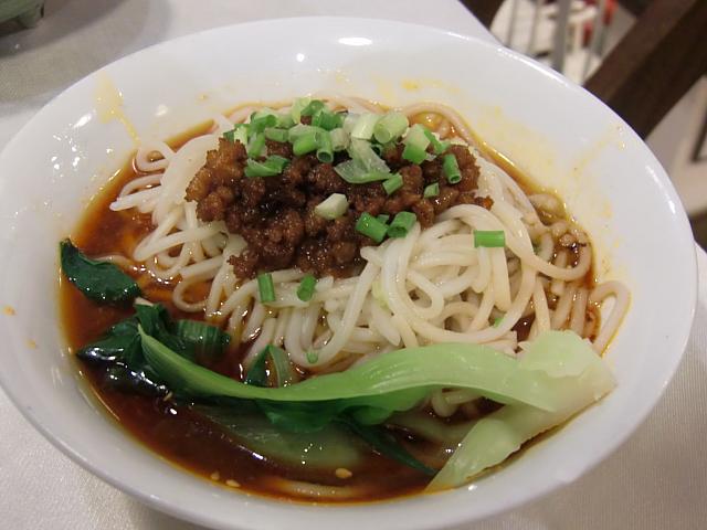 ご飯茶碗くらいの大きさの器で出てきます