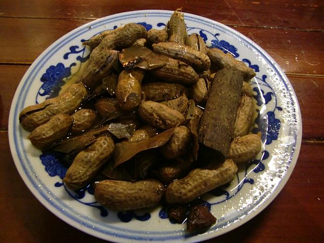 「花生」（10元）
醤油で殻ごと煮込んだピーナッツ。紹興酒に合いそうです。
