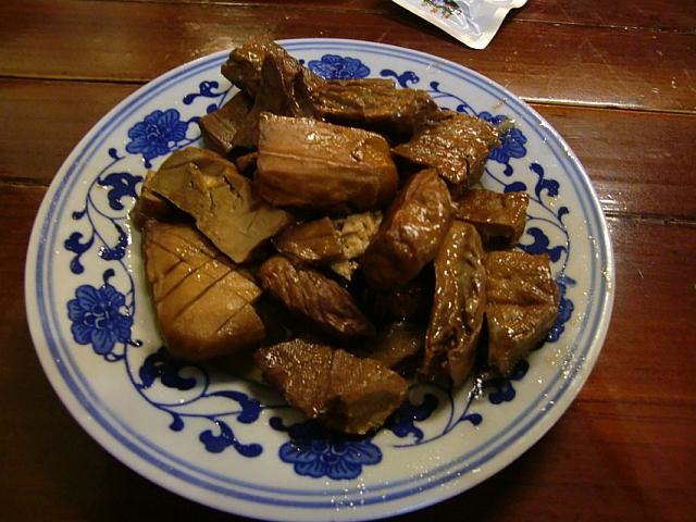 「豆腐干」（10元）
醤油や八角で煮込んだ干し豆腐。強いお酒のお供に。
