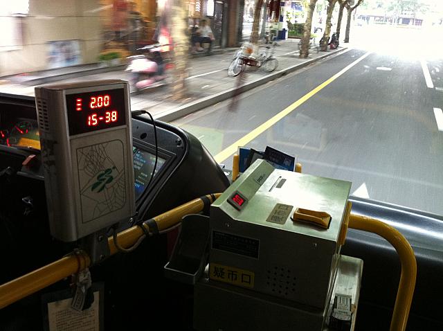 左が交通カードをタッチするタッチパネル（赤い数字は、上が運賃、下が時間）。硬貨の場合は右下の黄色い「硬币口（コイン投入口）」から1枚ずつ入れます