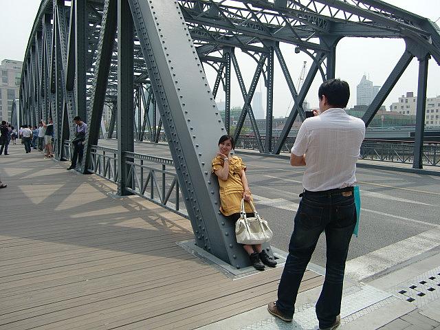 写真を撮り合うカップルも。