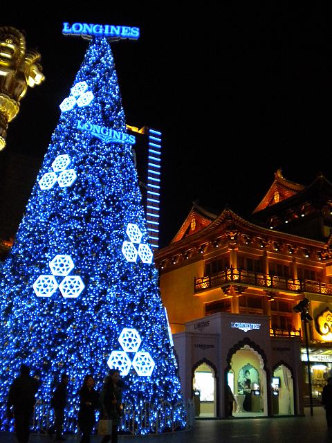 「久光百貨（そごう）」の前では、毎年ツリーとお寺（静安寺）の響宴が見られます。