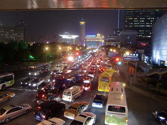 歩道橋からの西蔵中路の眺め。