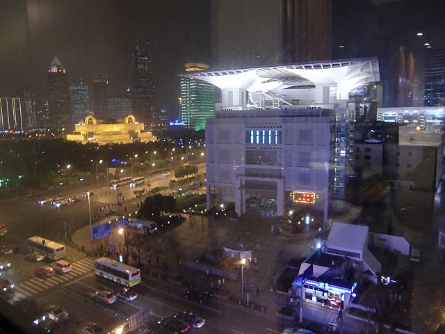 人民広場の夜景が一望できます。