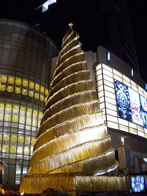 「恒隆広場（プラザ66）」前の今年のツリーはゴールド!