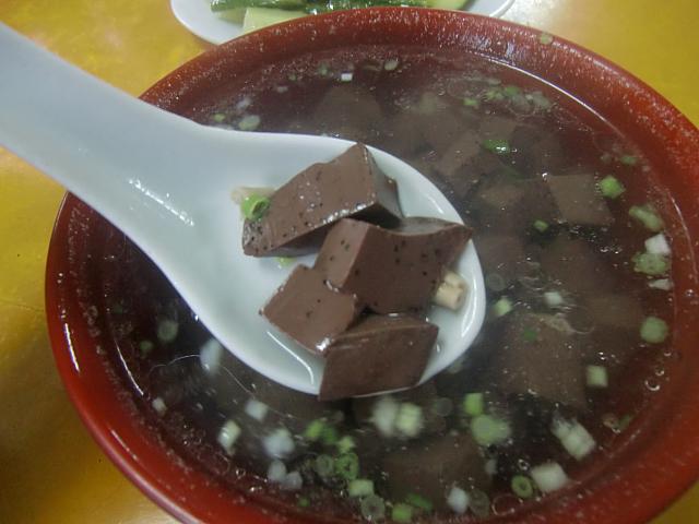 「鴨血湯」（5元前後）
鴨の血を豆腐みたいに固めた具入りのスープ。意外とあっさりしていてハマりますよ。