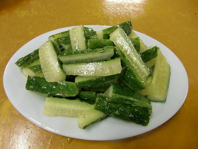「拌黄瓜」（5元前後）
ニンニクと塩でしんなりさせたキュウリ。蒸し上がるまでの時間に前菜として。