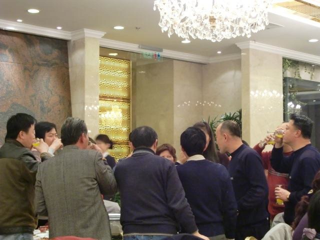 乾杯中の地元のおじさんたち。