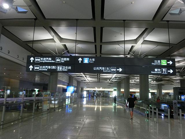 地下コンコースを西へ進むと駅に入ります